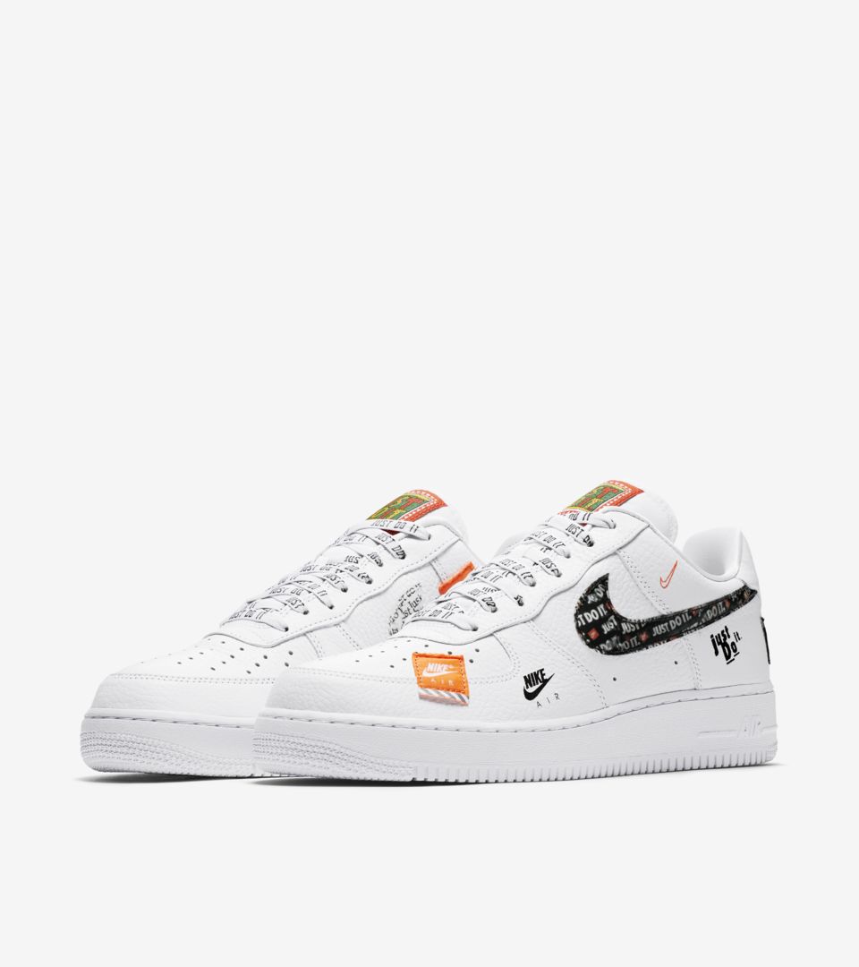 Nike 懐かしいディテール光るエア フォース１ Represent