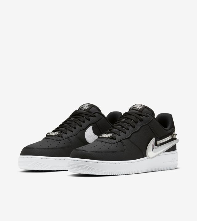 伝統的なシンプルな外観に Nike Air Force 1 個性的なアクセント Represent